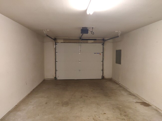 Building Photo - 2x2 duplex with a fenced yard, single-car ...