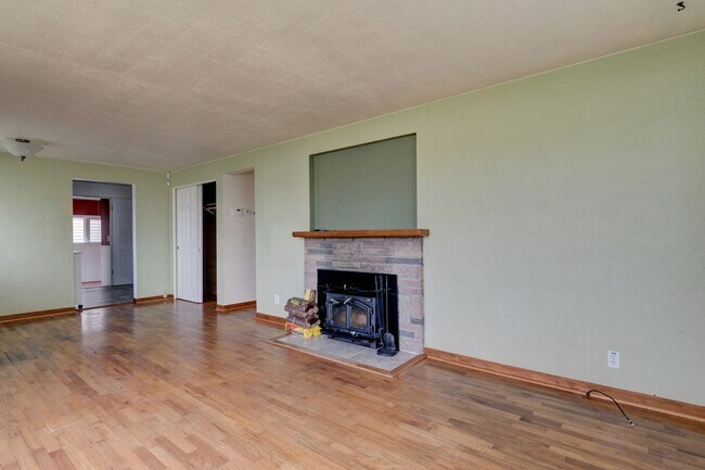 Building Photo - 2 Bedroom Pet Friendly Rambler in Town