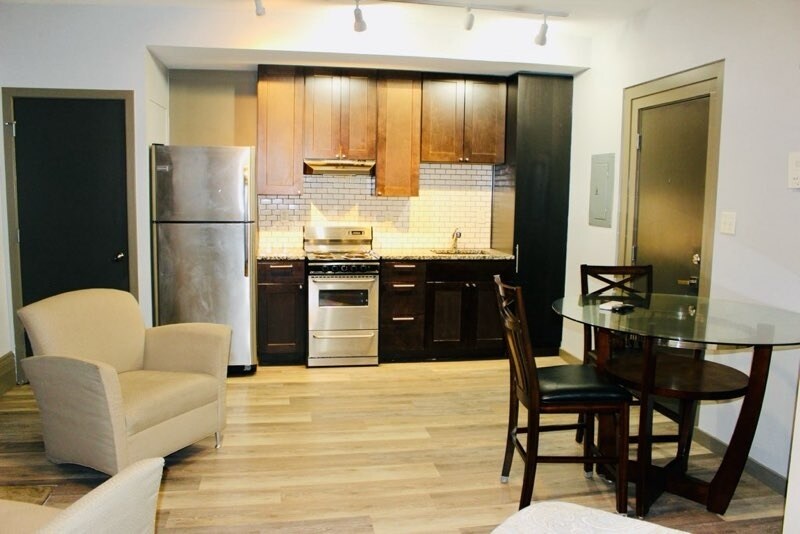 Building Photo - 842 Park Ave