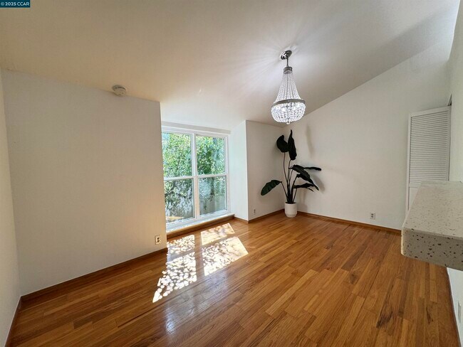 Building Photo - 2075 Ascot Dr