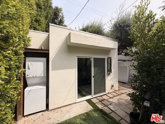 Building Photo - 1162 N Poinsettia Pl