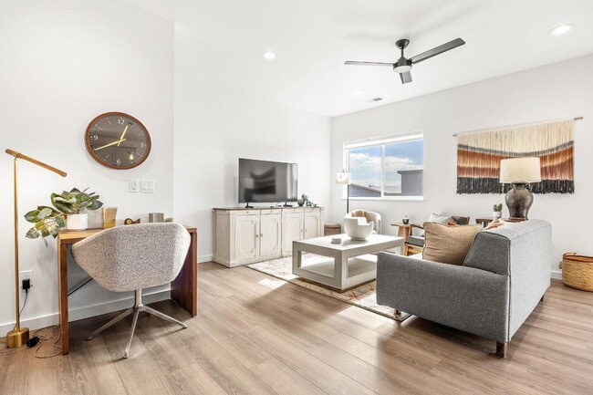 Building Photo - Modern 2-Bed Townhouse... Ideal for Professionals or Travelers