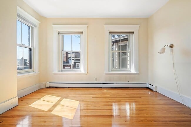 Building Photo - 28 Chestnut St