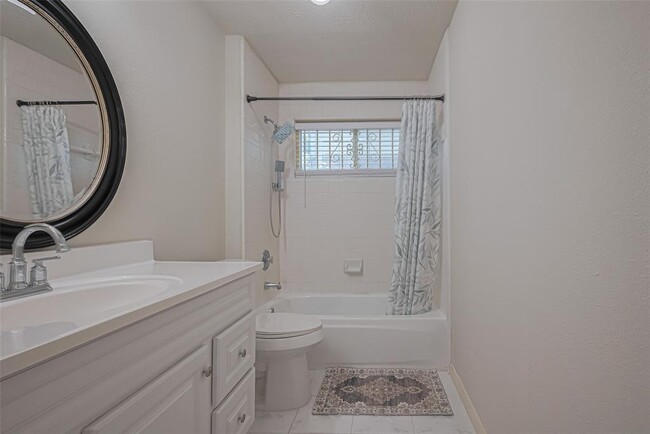 Building Photo - 6607 Bayou Crest Dr