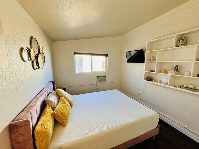 Building Photo - 4 bedrooms, 2 kitchens, 2.5 bathrooms, lau...