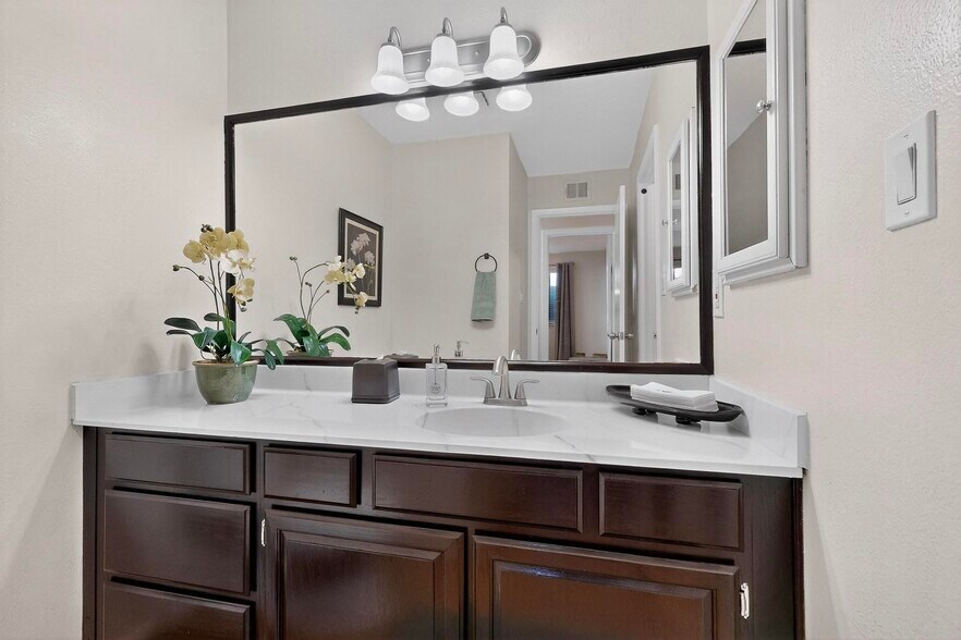 Building Photo - 6093 McKinney Dr NE
