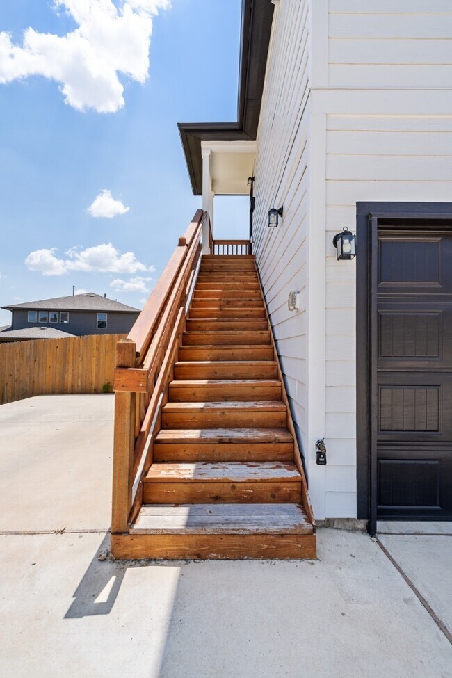 Building Photo - 8004 Catbird Ln