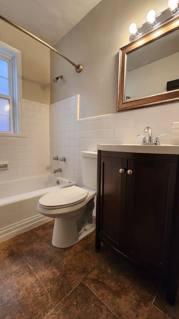 Building Photo - One-Bedroom Apartment in Dogtown*In-Unit W...