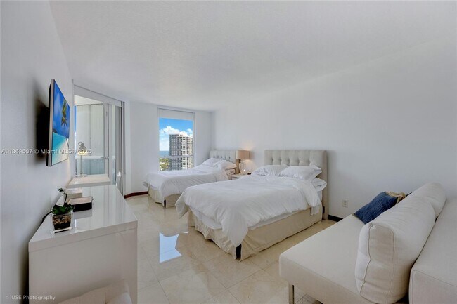 Building Photo - 21055 Yacht Club Dr