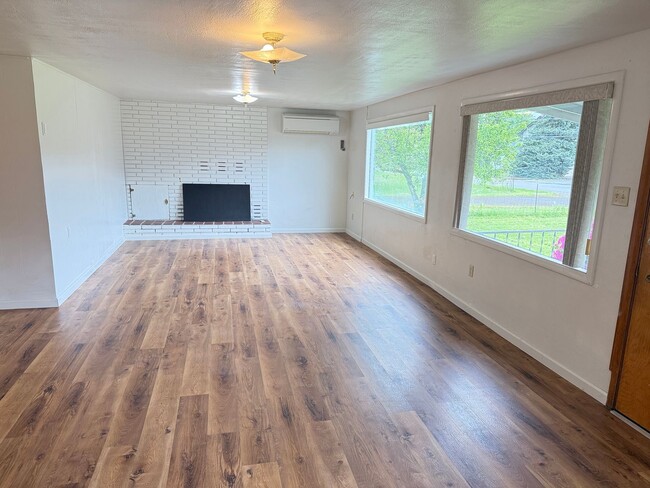 Building Photo - Huge 4 bedroom 2 bath house!