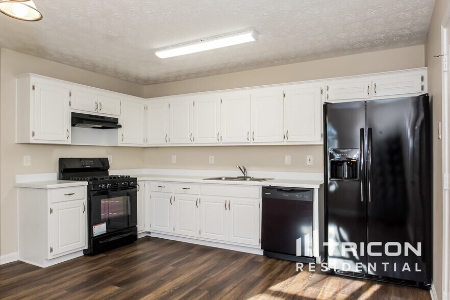 Building Photo - 325 Barr Cir