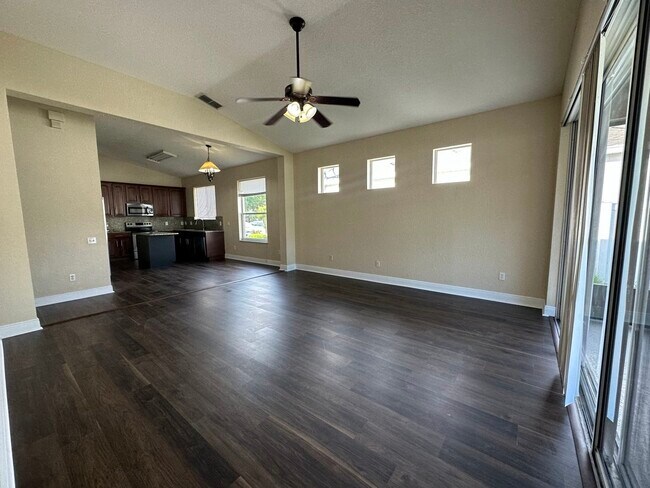 Building Photo - 2211 Pine Oaks Tr