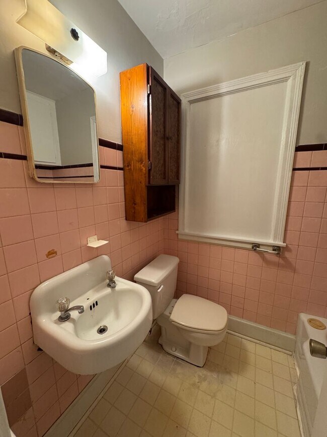 Building Photo - 1004 Maplewood Ave