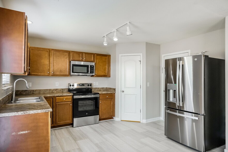 Building Photo - 4745 Queen Pierrette St