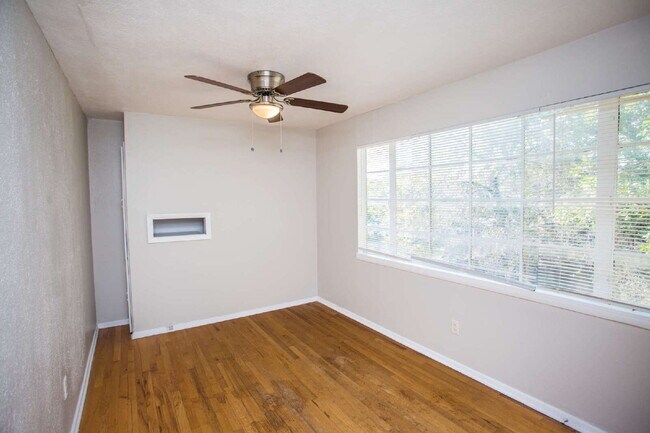 Building Photo - "Spacious 5-Bed Oasis with Granite Elegance & Hardwood Charm in Lubbock!"