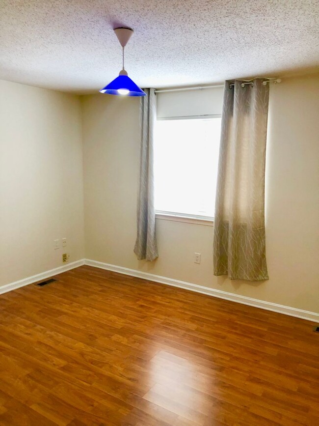 Building Photo - Gorgeous 2 BR/2.5 BA Condo in Ellicott City!