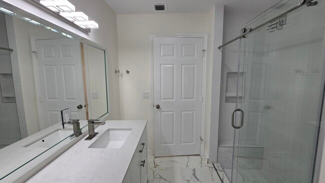 Building Photo - 5622 Royal Lake Cir
