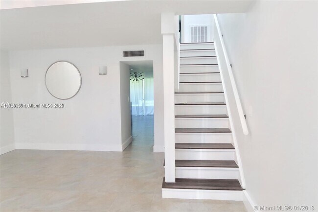 Building Photo - 589 N University Dr