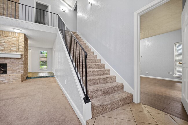 Building Photo - 8103 Oak Moss Dr