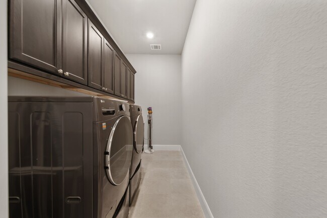 Building Photo - 9527 Sanger Wy