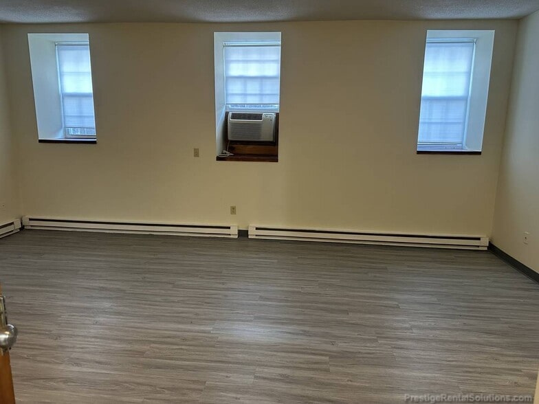 Building Photo - 21 Willow St