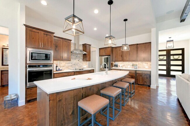 Building Photo - Spacious 4-Bed Oasis at this Canyon Lake Gem!