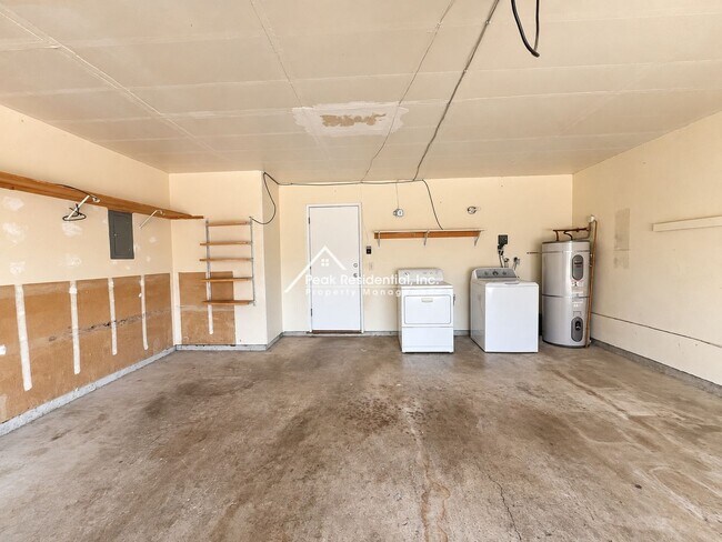Building Photo - 8330 Crossoak Way