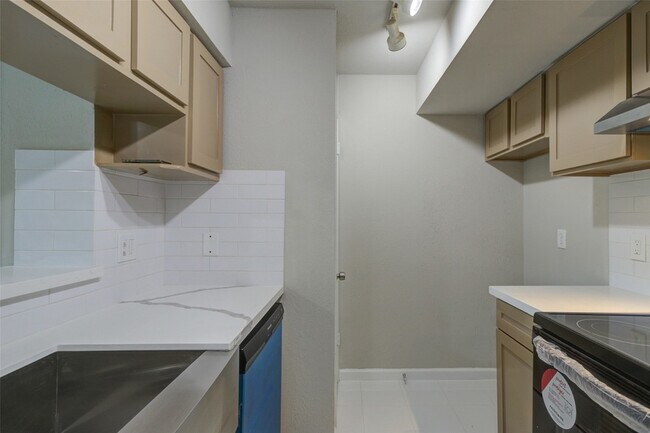 Building Photo - 3300 Pebblebrook Dr