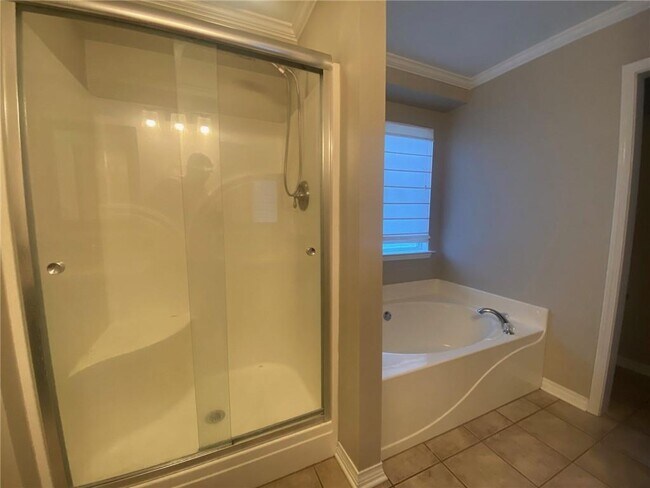 Building Photo - 114 Lazy Creek Dr