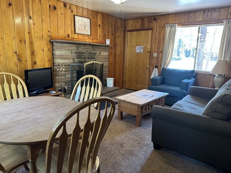 Building Photo - 237 E White Mountain Blvd