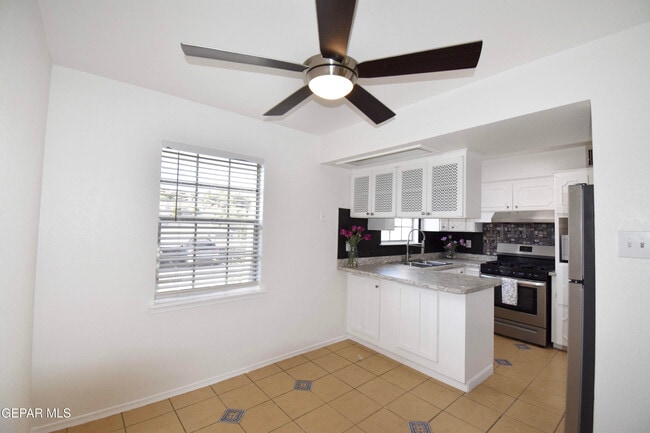Building Photo - 350 Thunderbird Dr