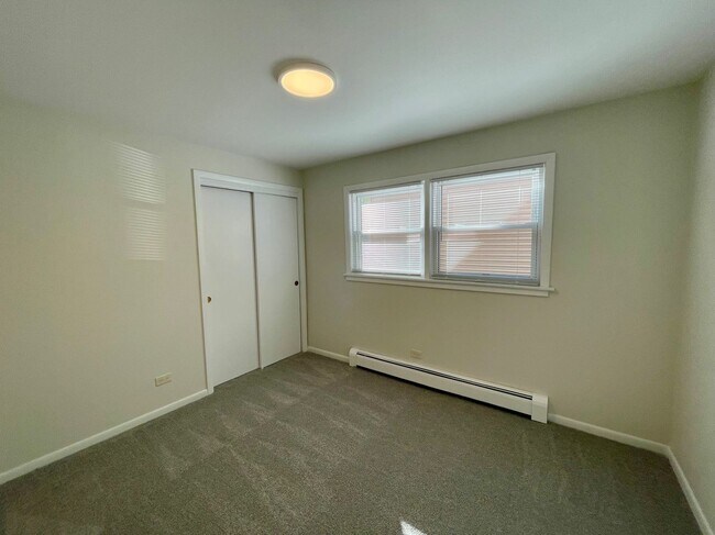 Building Photo - Freshly Renovated 3-Bed in Jefferson Park – In-Unit Laundry & Modern Upgrades!