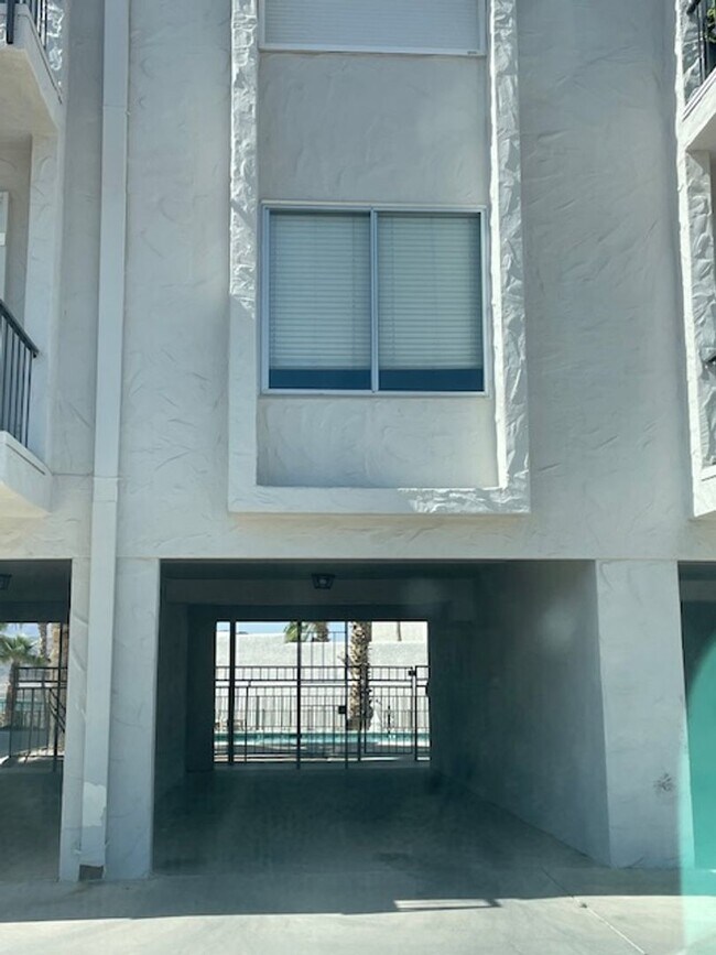 Building Photo - BURK0571