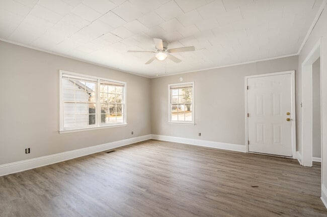 Building Photo - 617 W Garrison Blvd