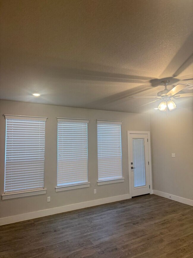 Building Photo - 3/2/2 Cozy Kitchen - Huge Closets - Tub in...