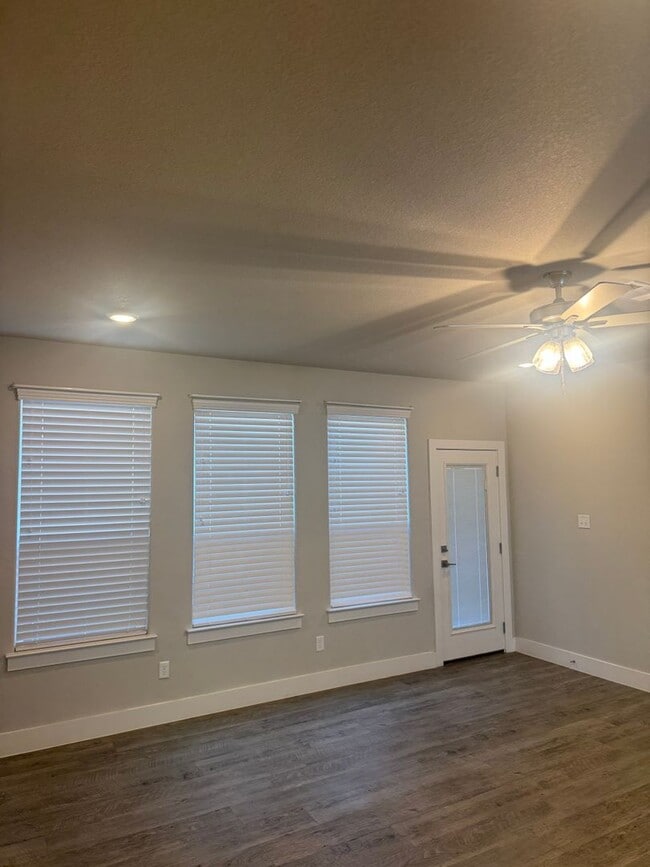 Building Photo - MOVE IN SPECIAL - WONDERFUL LAYOUT 3/2/2 H...