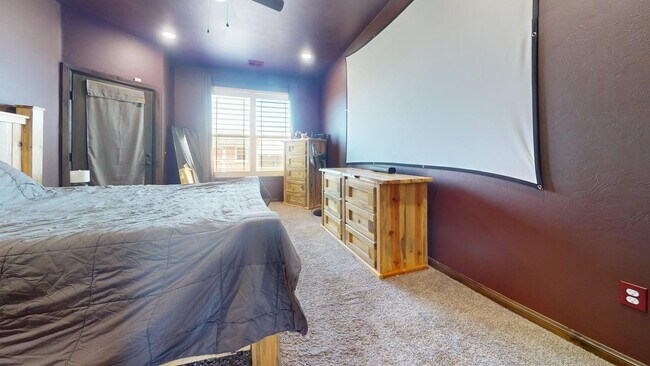 Building Photo - 373 NE Sanders Dr