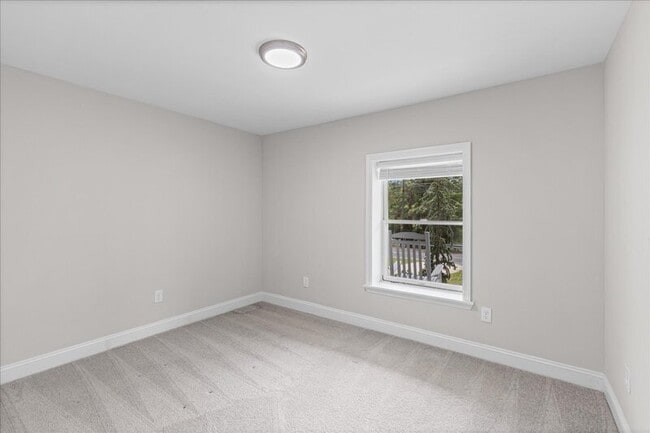 Building Photo - 2901 N Lakeshore Dr