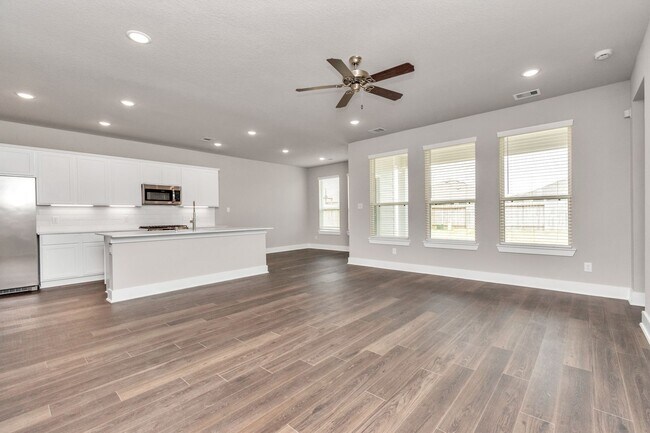 Building Photo - The Live Oak – Where Comfort Meets Conveni...