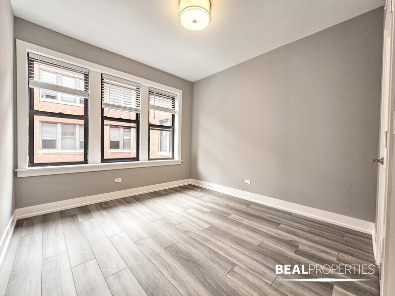 Building Photo - 3935 N Janssen Ave