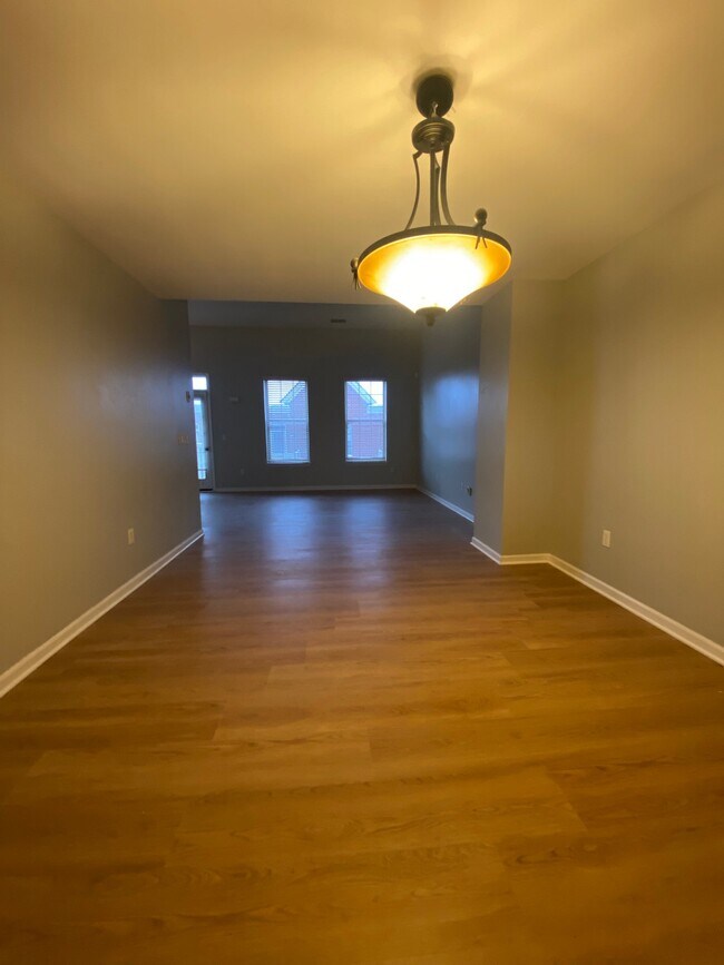 Building Photo - 1112 Fountain View Cir