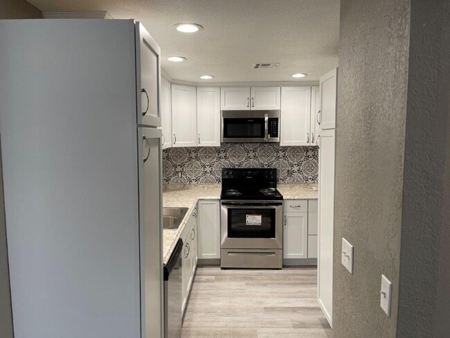 Building Photo - Pets OK! Moore Schools, 2 bed 2 full bath ...