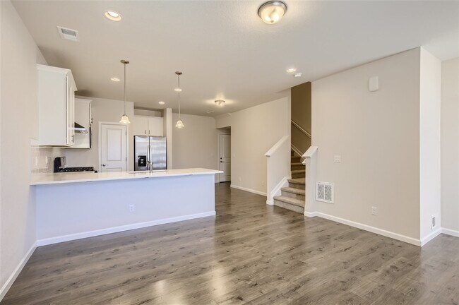 Building Photo - Beautiful SW Longmont Townhome
