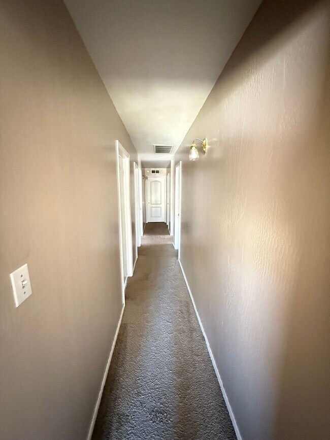 Building Photo - Spacious 4-Bedroom Home in Riverlakes Comm...