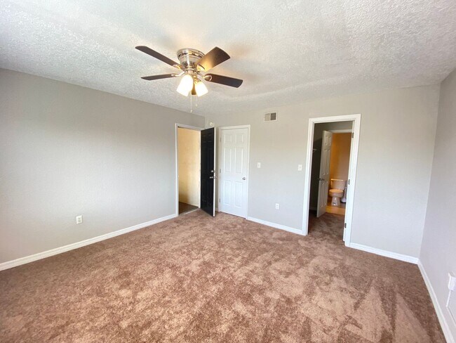 Building Photo - Beautiful 2/1.5 Condo in Orlando! New Carpet!