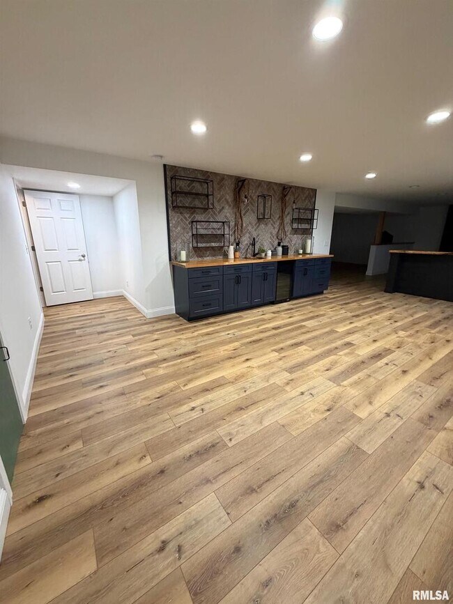 Building Photo - 2625 E 56th Ct