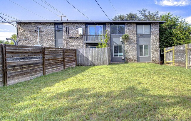 Building Photo - 2506 Manor Cir