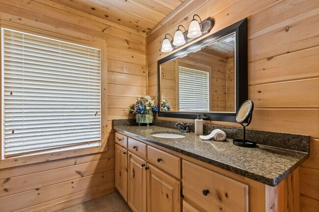 Building Photo - 121 Pontoosuc Dr