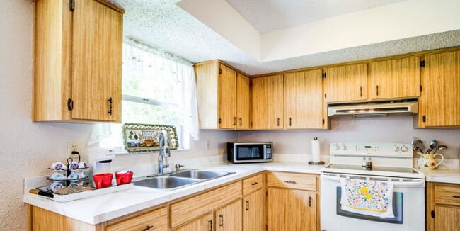 Building Photo - 20126 Suncrest Dr