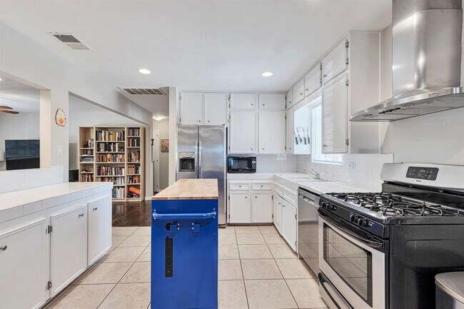 Building Photo - 1715 W St Johns Ave